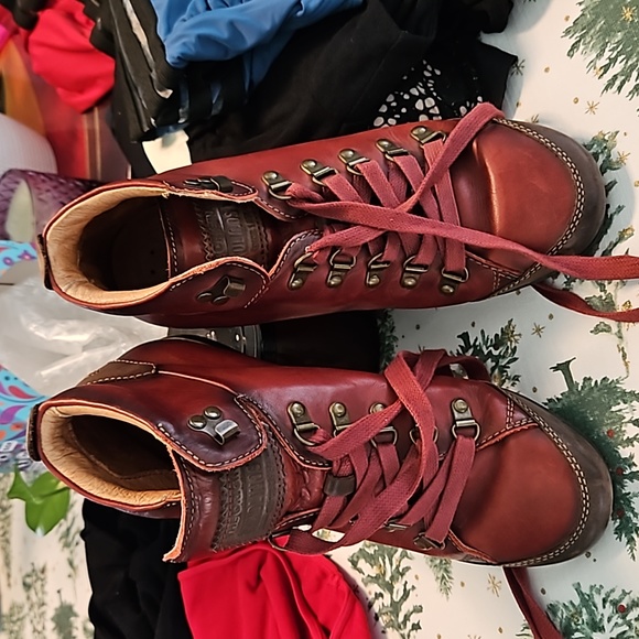 Shoes - Picture 5 of 6